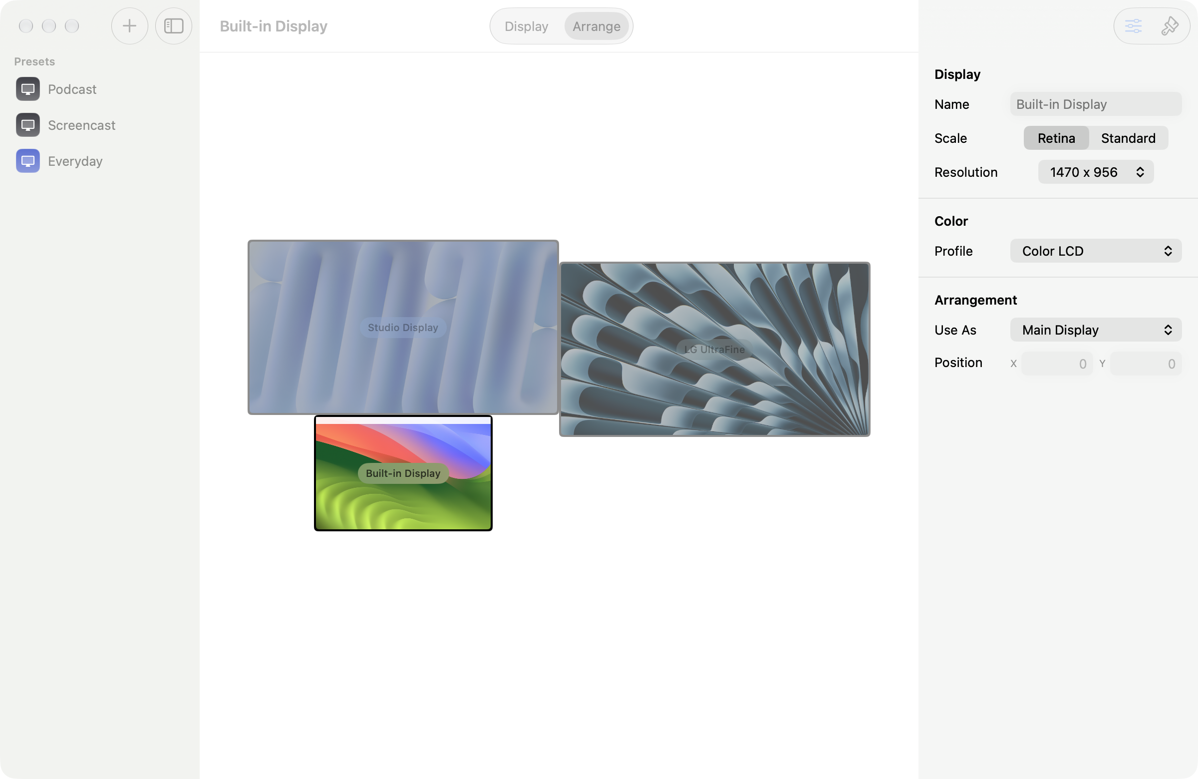 Arranging three displays with alignment guides in Displays